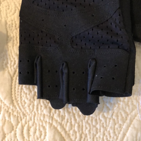 Gloves - Picture 3 of 3